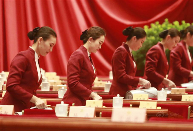 人民大會(huì)堂禮儀服務(wù)員選拔 為何四年一換且非北京本地人？