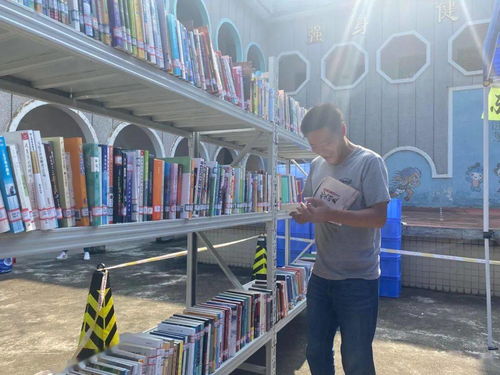 流動(dòng)圖書車再次駛?cè)朊癖娚鐓^(qū) 豐富閱讀生活，文化大篷車邀您共賞書香
